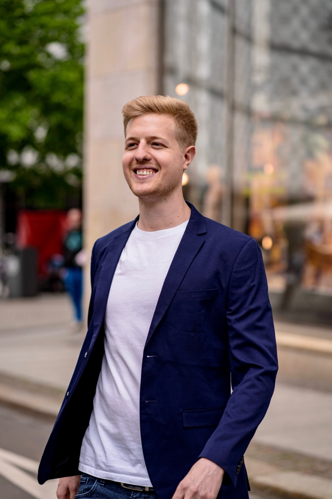 Nico Nice im dunkelblauen Sakko – offizielles Porträt.